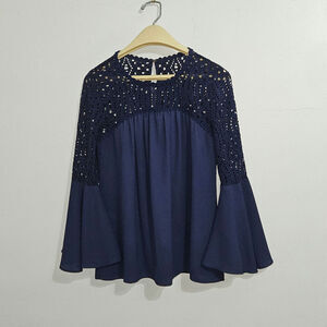 Lilly Pulitzer Amenna Navy Blue Bell Sleeve Crochet Lace Neck Top. Size 0.